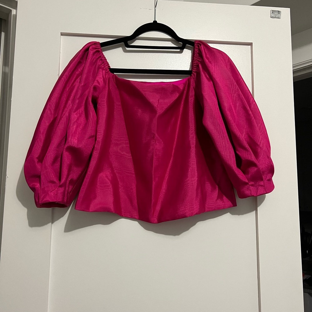 ALICE + OLIVIA fuschia top with balloon sleeves